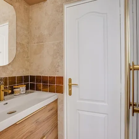 Mande Place Du Marche Apartment *